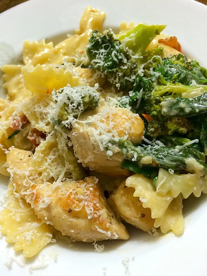 Bow Tie Pasta w/ Parmesan Roasted Garlic Cream Sauce, Crispy Bacon, Sundried Tomatoes, Spinach & Broccoli|Milka Papricaさん