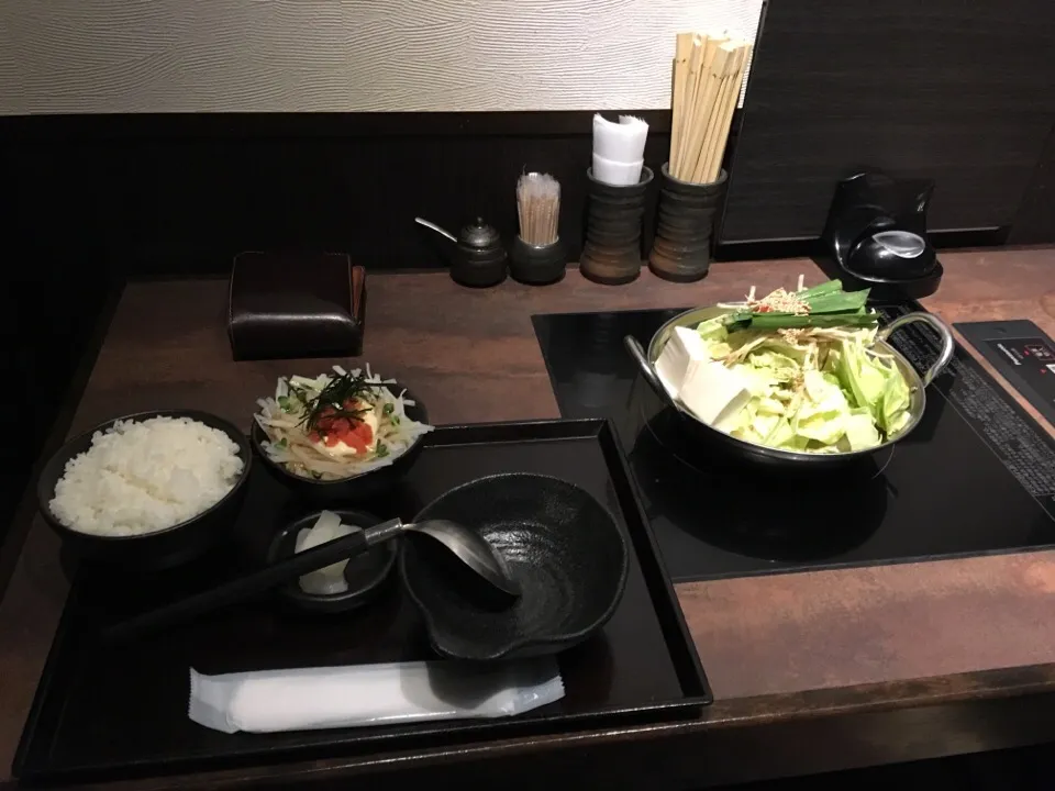 Snapdishの料理写真:もつ鍋ランチ1177円 みそ味御飯で|PegaOさん