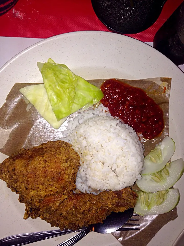 Nasi Ayam penyet @ Cafenika, Miri|Rashidah Isaさん