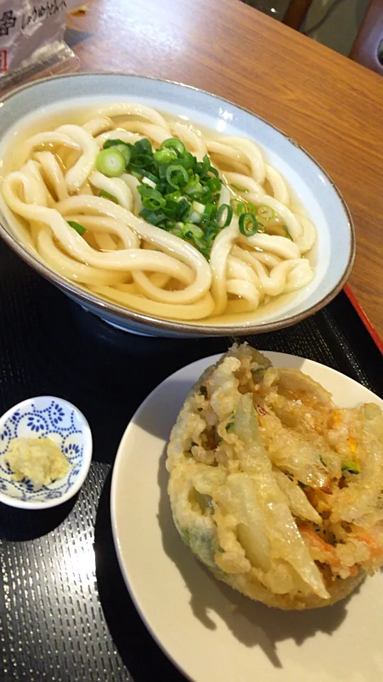 Snapdishの料理写真:あつあつうどん、かき揚げ付き@五郎(錦糸町)|yoooochanさん