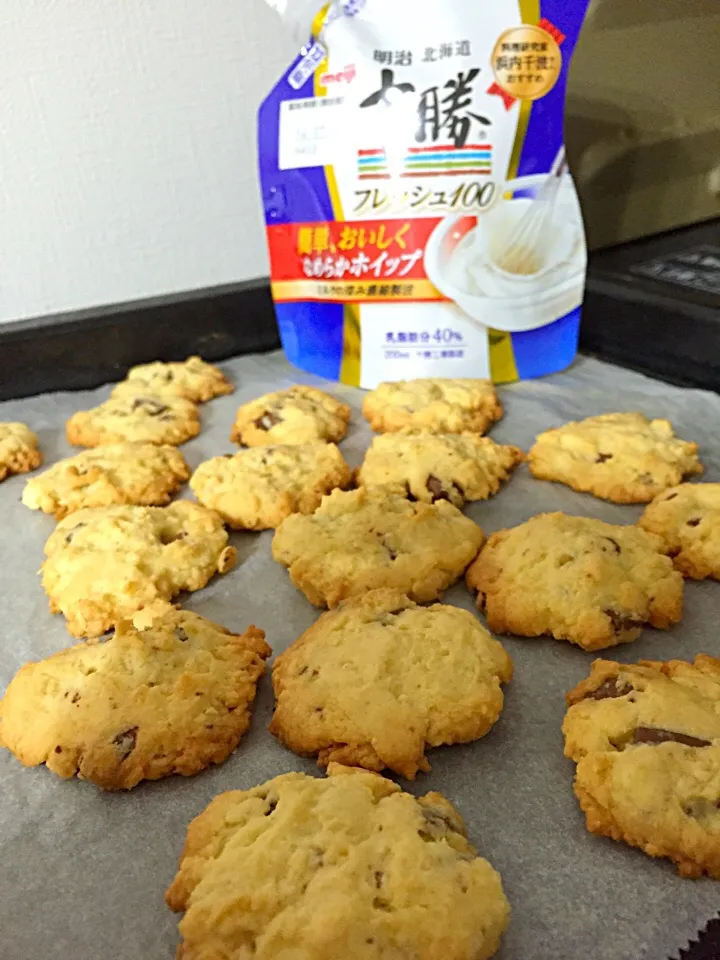 Snapdishの料理写真:いつもの型抜きクッキーPlus生クリームdeドロップクッキー|みぃさん