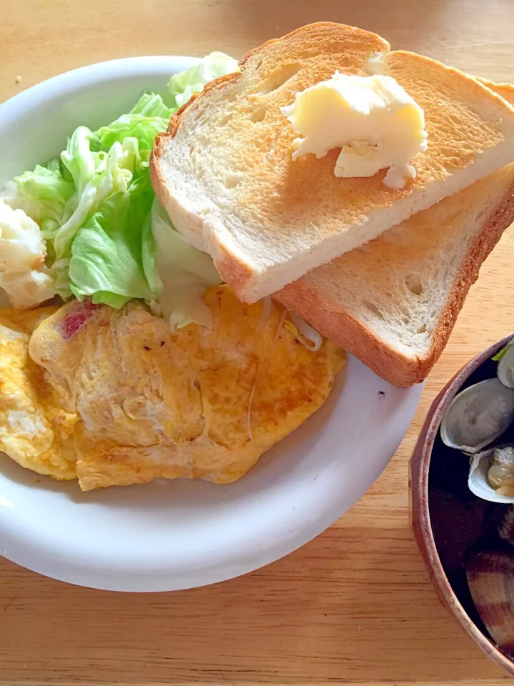 明治十勝フレッシュとリコピントマトたっぷりふわふわオムレツとあさりの味噌汁の朝食|ミカさん