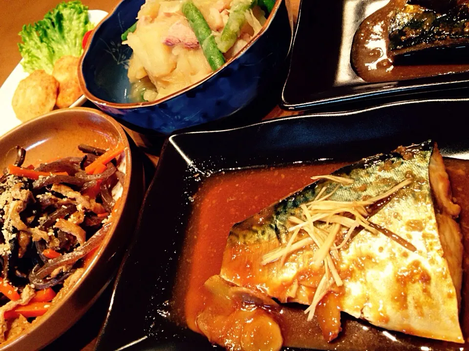 お夕飯は鯖味噌ぜんまい煮物崩れた肉じゃがとか..アングル失敗💦|まめりんさん