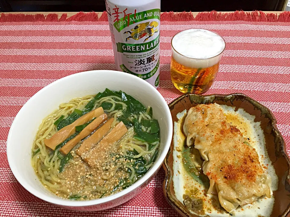 Snapdishの料理写真:ニラそばと
肉餃子|Noriyuki Saitoさん