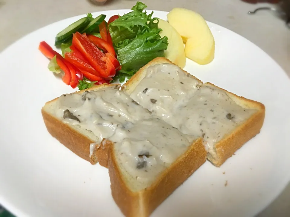 Snapdishの料理写真:Cream of mushroom Toast|Kob Sathapornさん