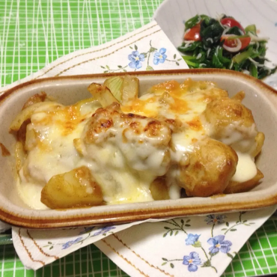 ほうれん草とトマトのカラフルサラダにしらすプラス・鶏団子のカレー風味グラタン|美也子さん