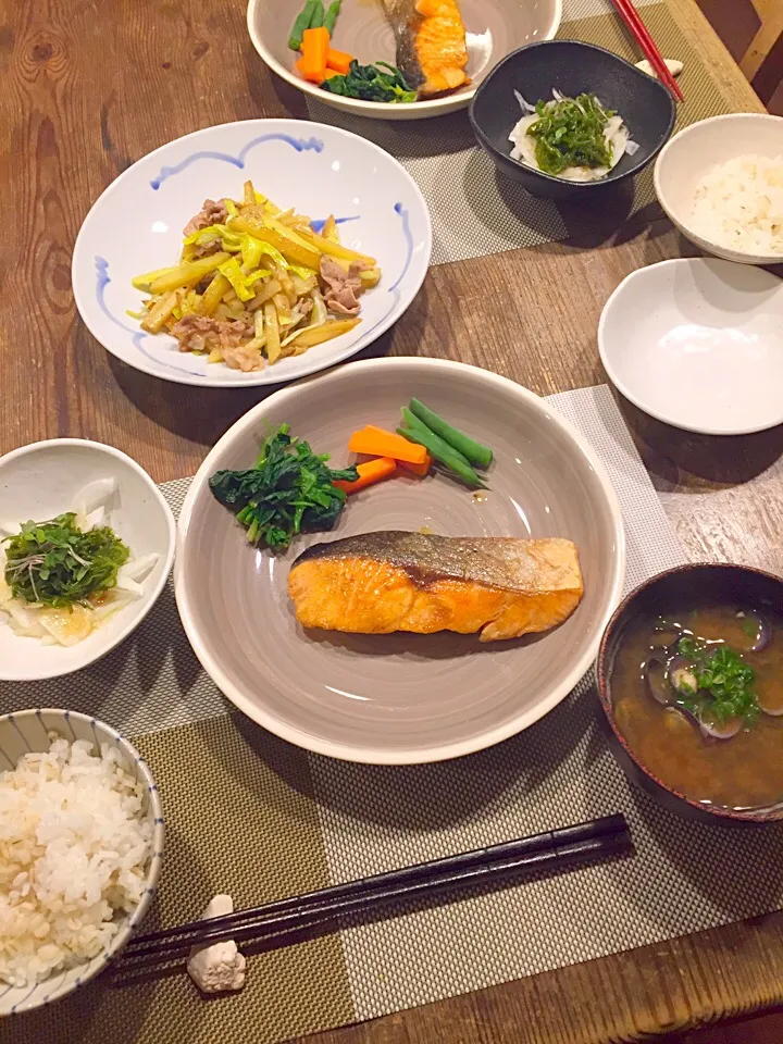 Snapdishの料理写真:今日の晩ごはん🍚キングサーモンのムニエル🐟新ジャガと黄ニラ、豚バラの炒め物💛新玉ねぎのメカブ和え🌿シジミのお味噌汁✨|まみりんごさん