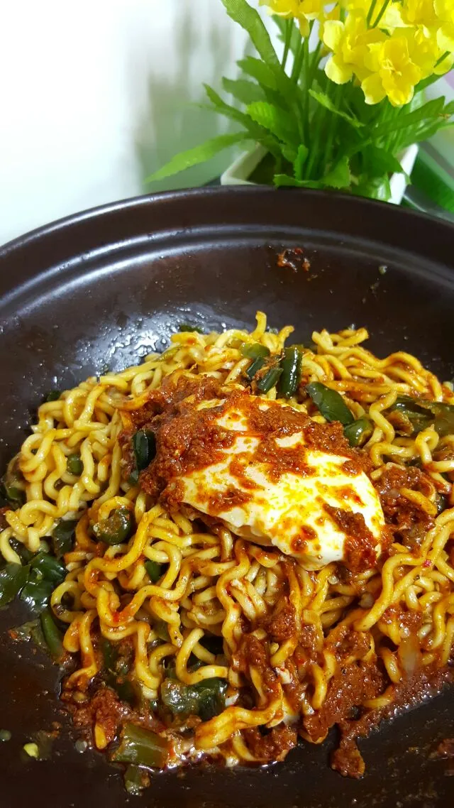 Indomie Goreng Special Pake Telor Rasa Rendang Nendang Nendang Euyy..|Chef.on.trainingさん