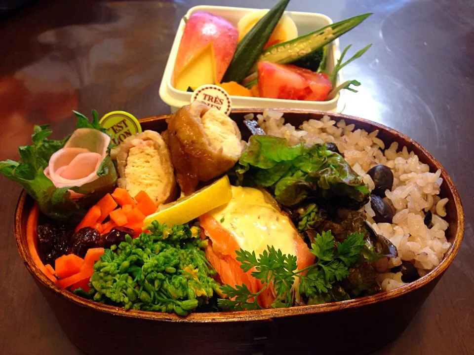 今日の私のお弁当 鮭のタルタルソース、豆腐の肉巻、菜の花、人参サラダ^_^|とんちんさん