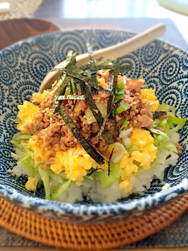 Snapdishの料理写真:肉みそそぼろ丼|直子さん