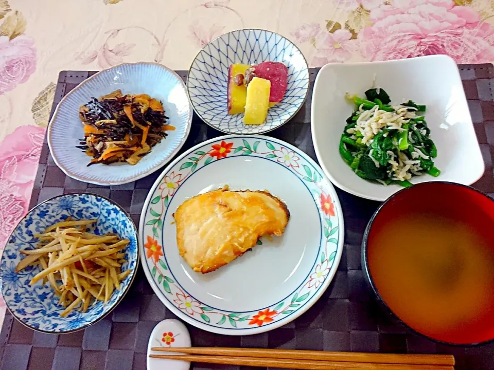 Snapdishの料理写真:カジキの照り焼き😁ヒジキの煮物😆金平ごぼう😊ほうれん草としらすのお浸し😌さつま芋のバター煮|たえさん