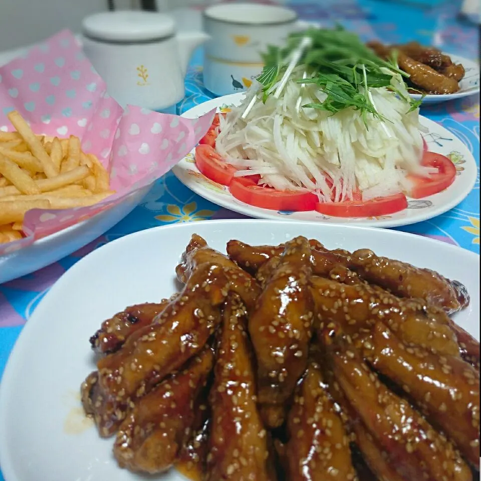 冷めても美味しい鳥手羽の甘辛煮～🎵
シャキシャキ大根サラダ🎵
ポテトフライ🎵|みーさん