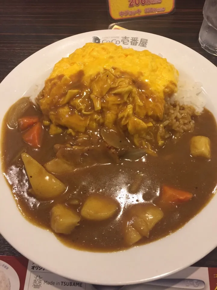 グランドマザーカレーにスクランブルエッグをトッピング|アクちゃんさん