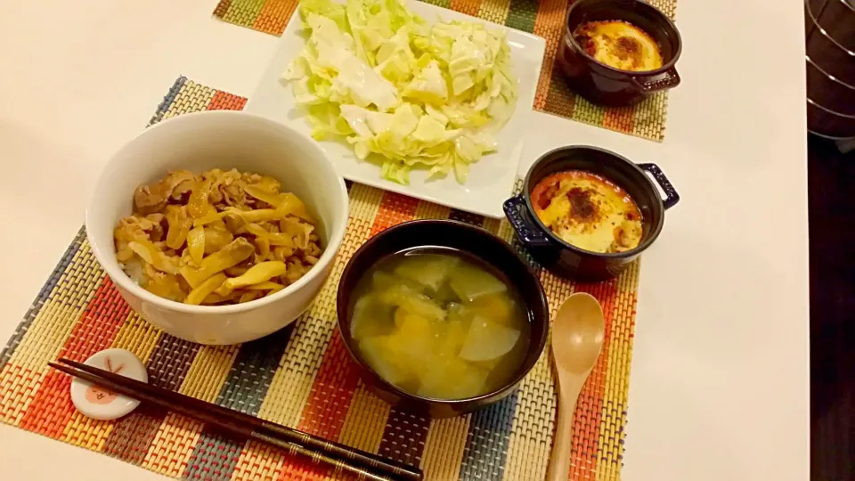 今日の夕食　豚丼、トマトのココット、塩きゃべつ、大根とわかめの味噌汁|pinknari🐰🌈さん