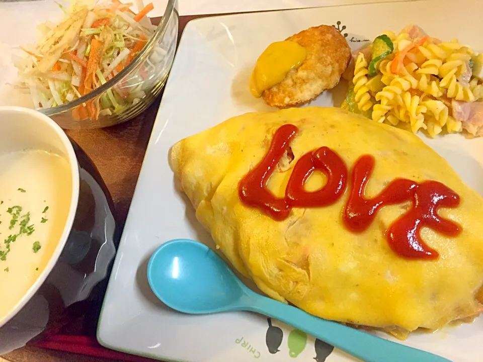 ダメ恋のオムライス風にLOVEで。
豆腐とおから入りヘルシーチキンナゲット（マクドみたいなマスタードソース）、大根サラダ、マカロニサラダ（残り物）、コーンスープ|Sayuri Kameshiroさん