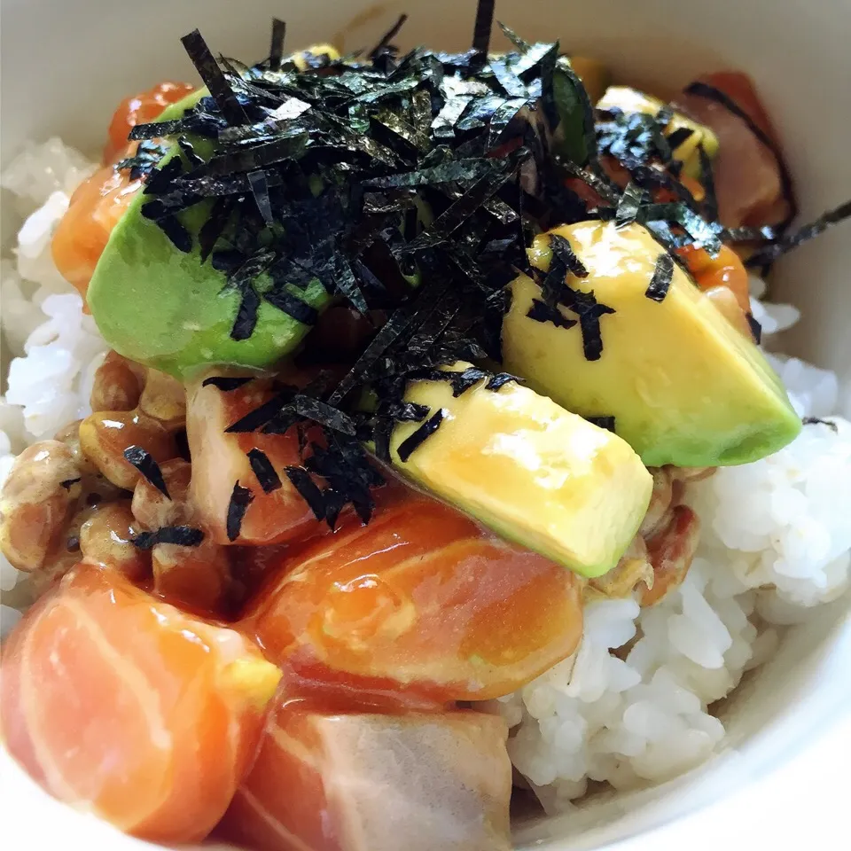 サーモンアボカド丼♡|サヤラムネさん