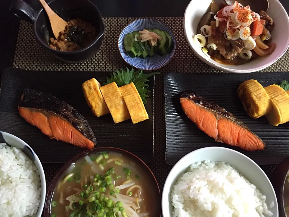 Snapdishの料理写真:朝ごはん

焼き鮭
出し巻き卵
納豆
前日残りの牛すじ煮込み
きゅうりの浅漬け
ラ王豚骨醤油ラーメン|ayumiさん