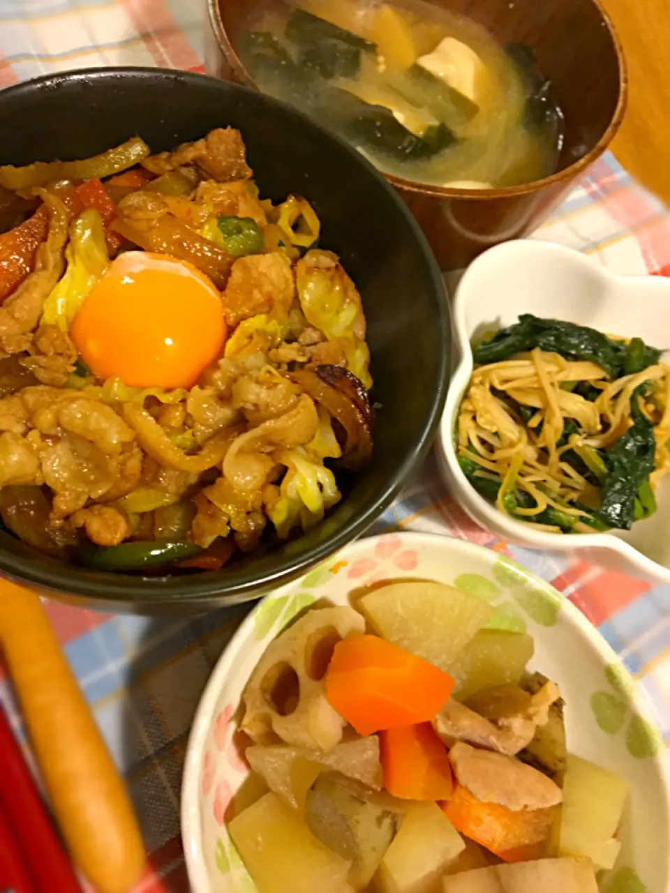 Snapdishの料理写真:＊甘辛焼肉丼
＊豆腐ワカメ玉ねぎの味噌汁
＊根菜類の煮物
＊ほうれん草エノキのバターポン酢炒め|モケモケさん