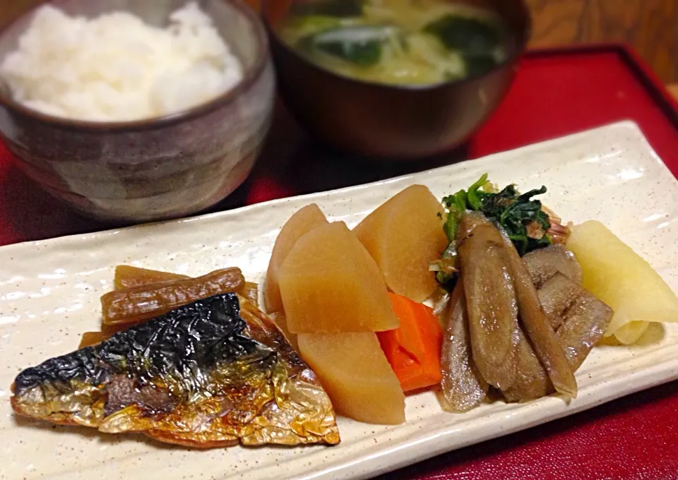 単身赴任の晩ごはん  焼き塩鯖 大根と竹輪の煮物  フキの煮物  牛蒡の煮物 ほうれん草おひたし たくあん 野菜たっぷり味噌汁 白飯|ぽんたさん