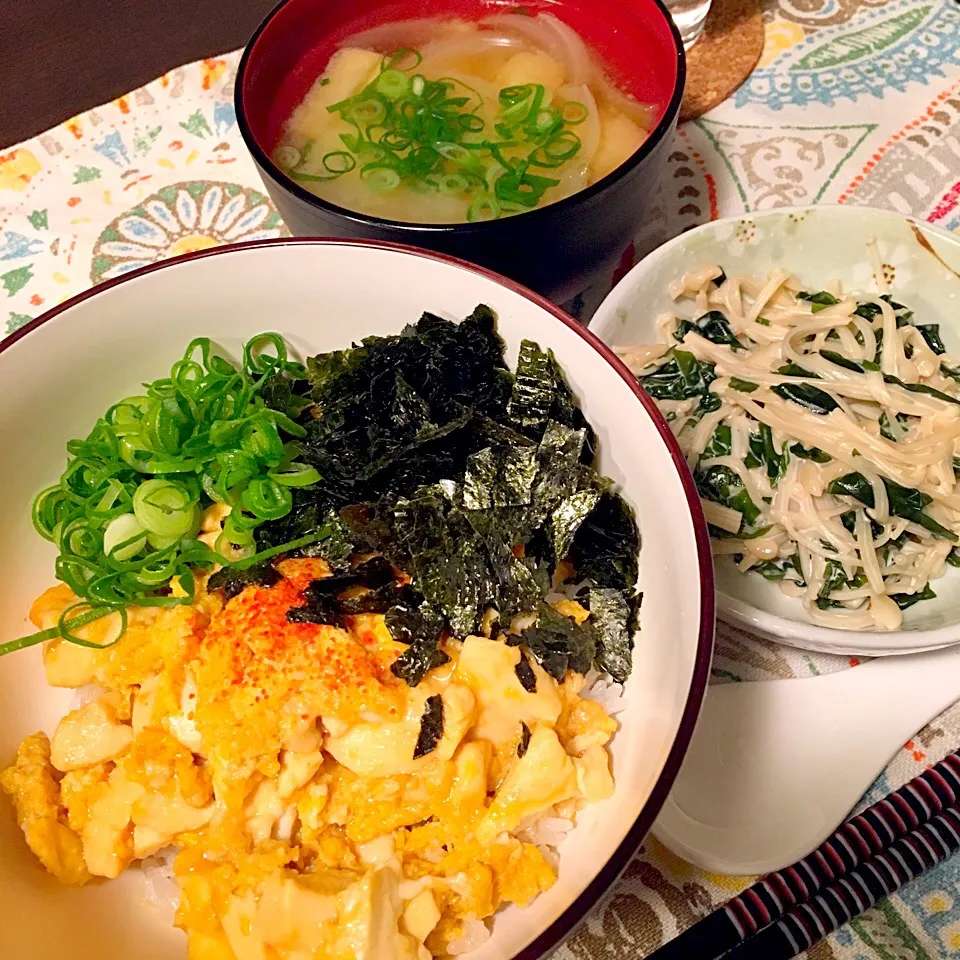 豆腐の玉子とじ丼/えのきとわかめの和え物/じゃがいもとたまねぎの味噌汁|ゆきてぃさん