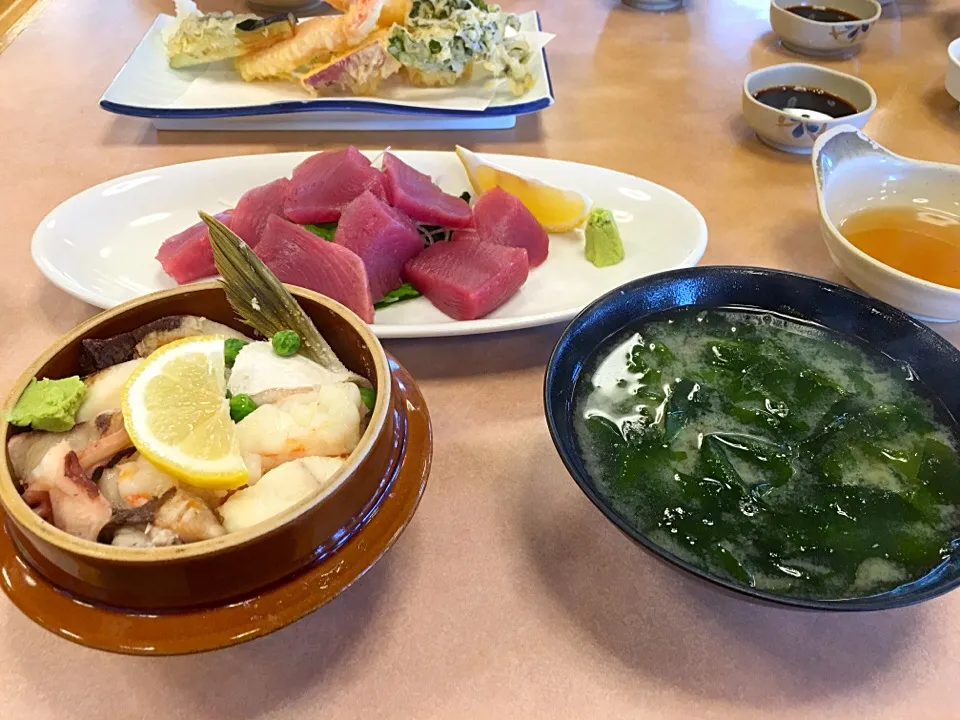 びんび丼、まぐろ赤身、鳴門わかめの味噌汁|midnさん