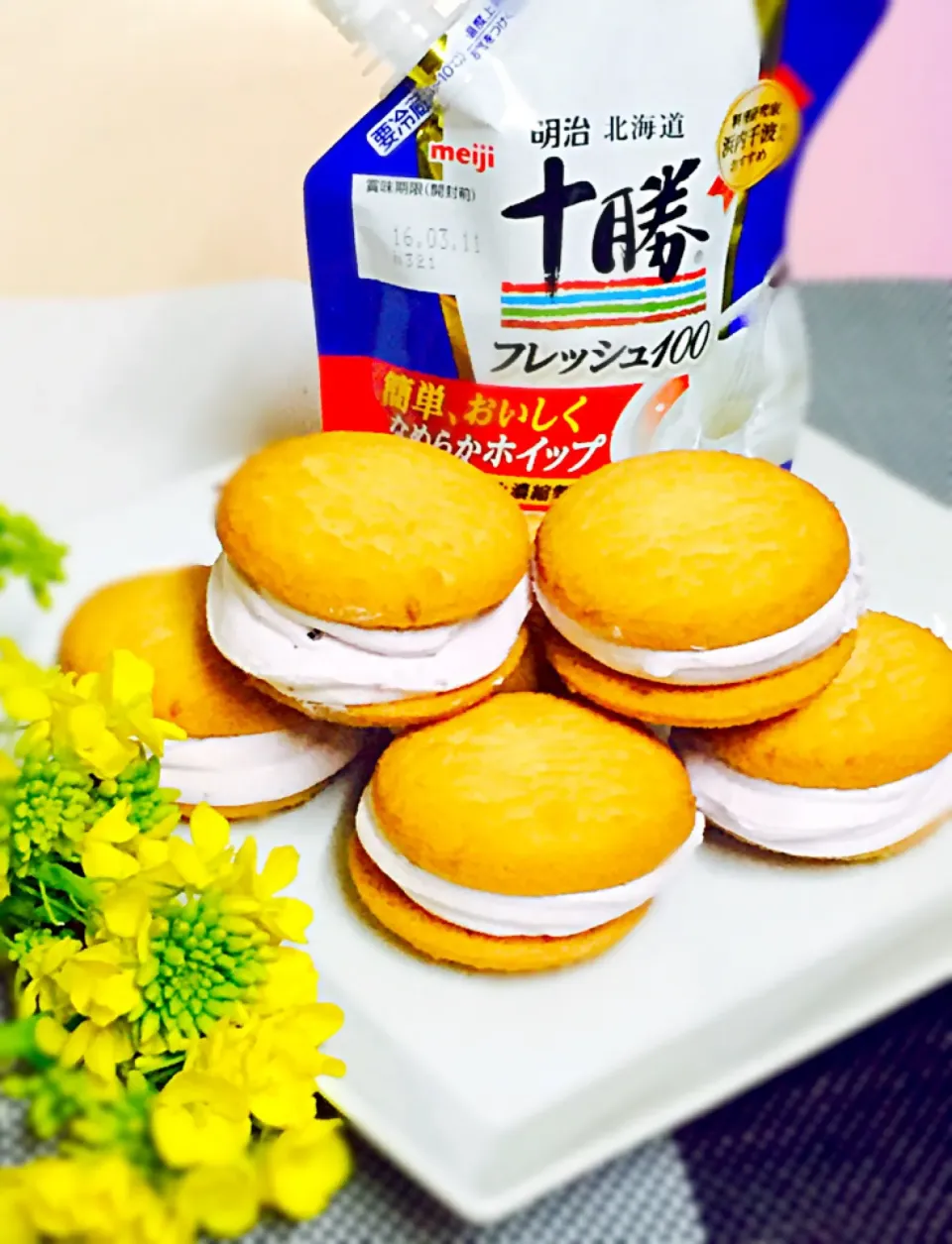 Blueberry jam filled ”十勝フレッシュ100”icecream sandwich with butter cookies|🎀Ｍiwa🎀さん