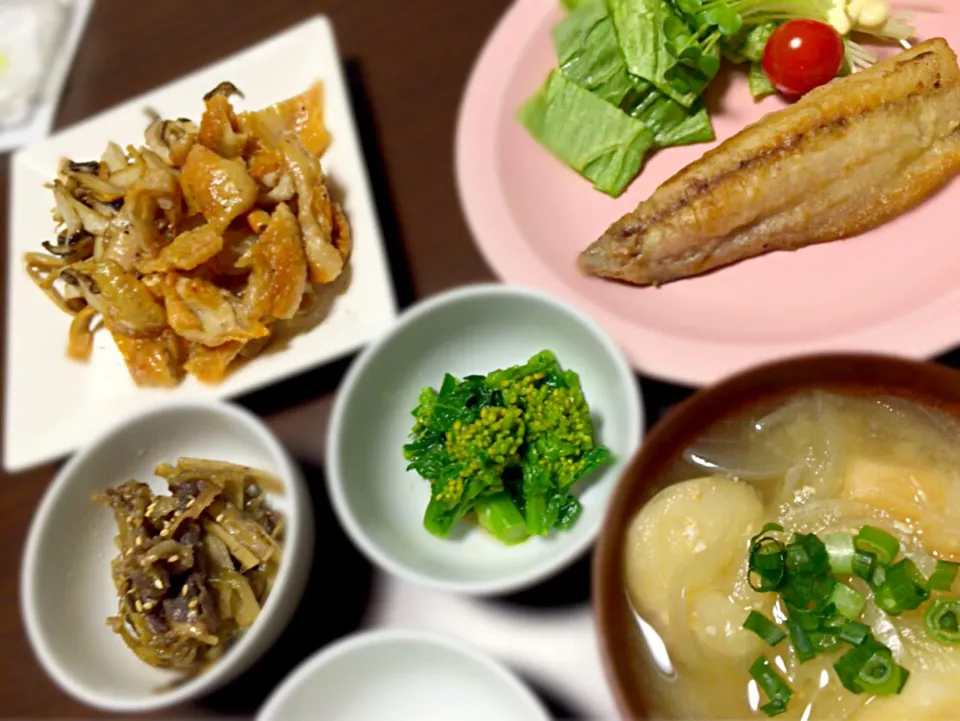 あじのムニエル
カリカリ鶏皮
菜の花のおひたし
牛肉の時雨煮
玉ねぎとお麩の味噌汁
ごはん|さゆちゃんさん