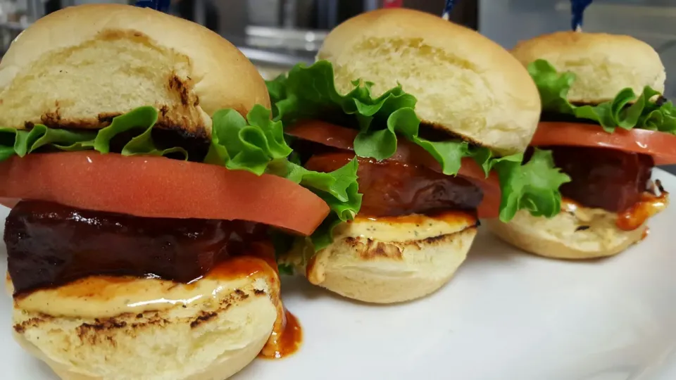 Sriracha BBQ Glazed fried pork belly sliders with creole remoulade sauce ! Appetizer special today ! #B.O.T.I !|Rusty Shriverさん