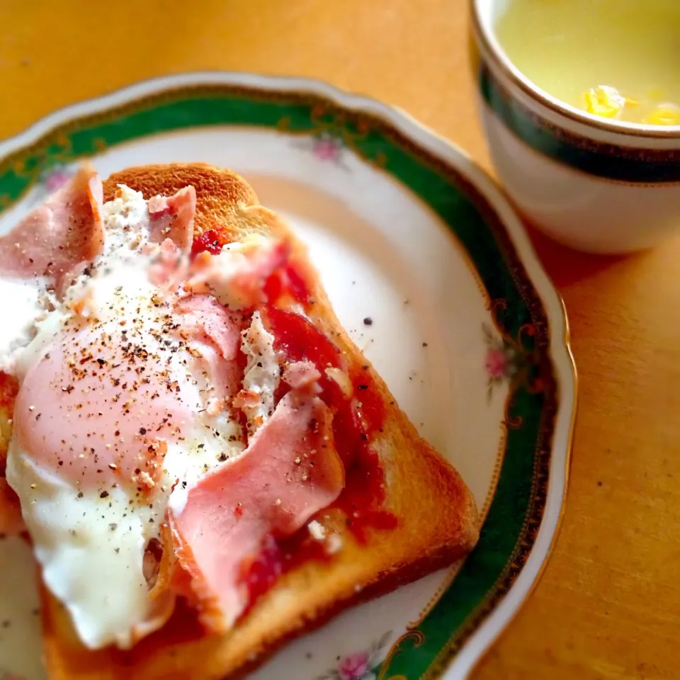 すっげーやっつけ感の〜ある日のブランチ…ハムエッグトースト🍳|こなちゅんさん