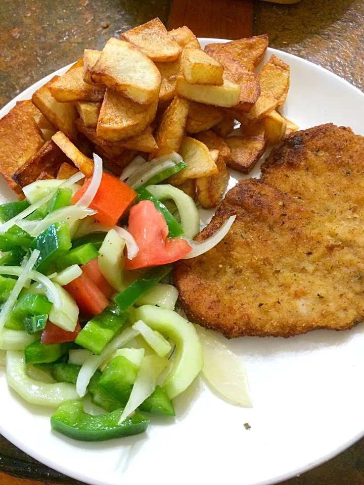 Leftovers: Pork Cutlet w/ Crispy Potatoes & Marinated Cucumber n Tomato Salad|Milka Papricaさん