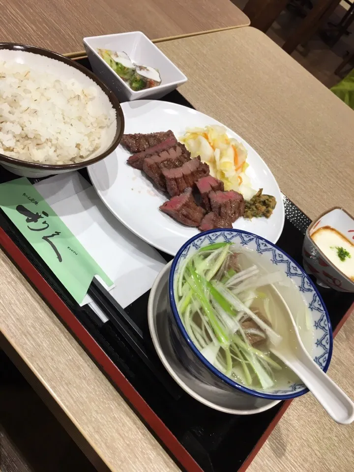 ランチは利久のたんとろ定食|あっきーよさん