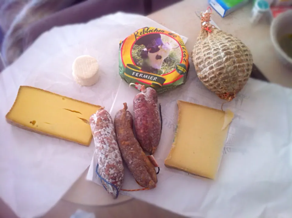 French cheese (Abondance, Comté, goat cheese) and "Saucisson" (dry sausage)|jamilleさん