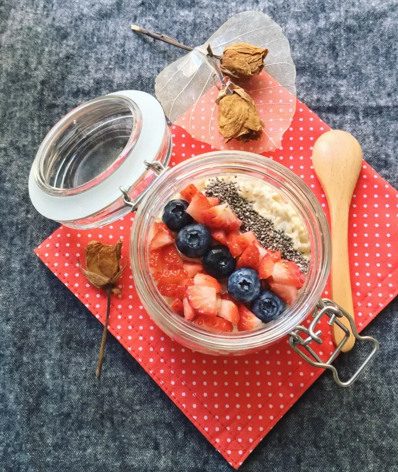 きな粉(roasted soyabean powder) overnight oats with berries and chia seeds|coxiella24さん