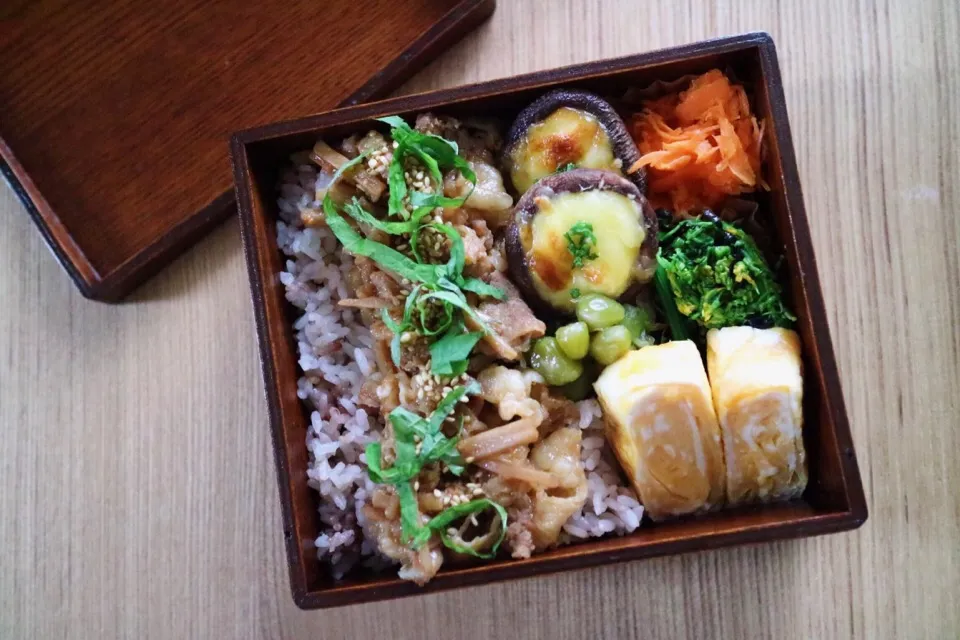 おべんと記録。
*
雑穀ごはん
牛バラとごぼうの炒め煮
出し巻き卵
椎茸のマヨチーズ焼き
アスパラ菜の海苔和え
人参の甘酢マリネ
うぐいす豆煮|aimiさん