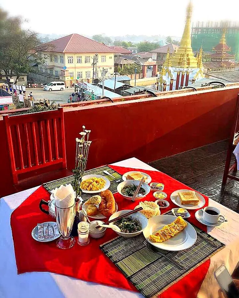 Breakfast in Nyaungshwe Inle Myanmar|jirawanさん