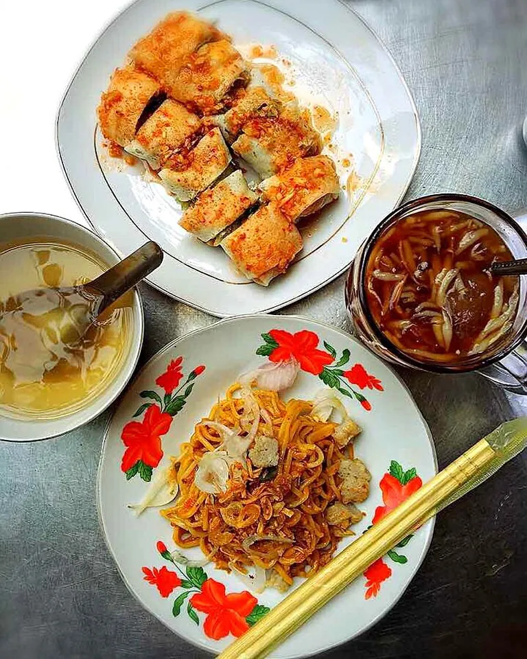 Burmese Lunch on Street Road Yangon Myanmar|jirawanさん