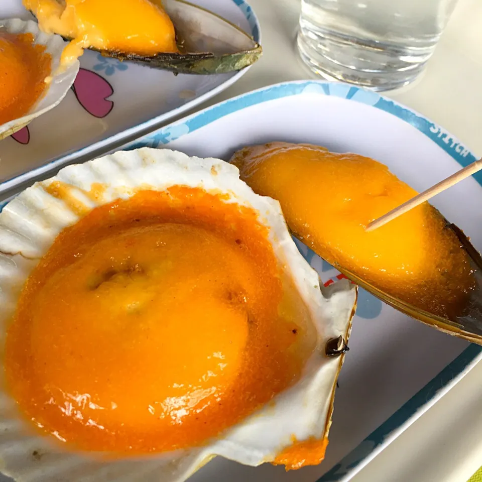 沖縄 「恩納の駅」にてホタテのウニソース(左)、ムール貝のウニソース(右)。Scallop(left) and Mussel (right) in the sea urchin sauce. at the "Onna no Eki". Okinawa.|yorikoさん