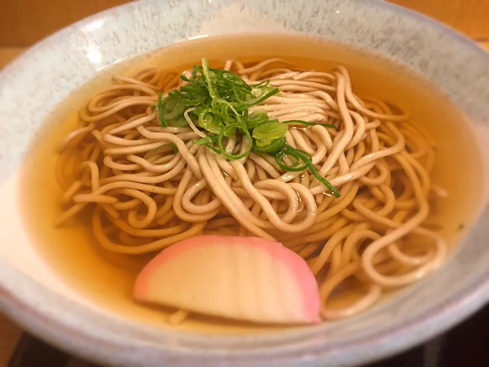 比較広告:かけ蕎麦対決🍜先日の『つるまる』に対して『阪急そば』は、どちらも天かす、一味、七味バイキングは一緒だけど、阪急そばは蒲鉾一枚豪華でしたわ🎉|にゃあ（芸名）さん