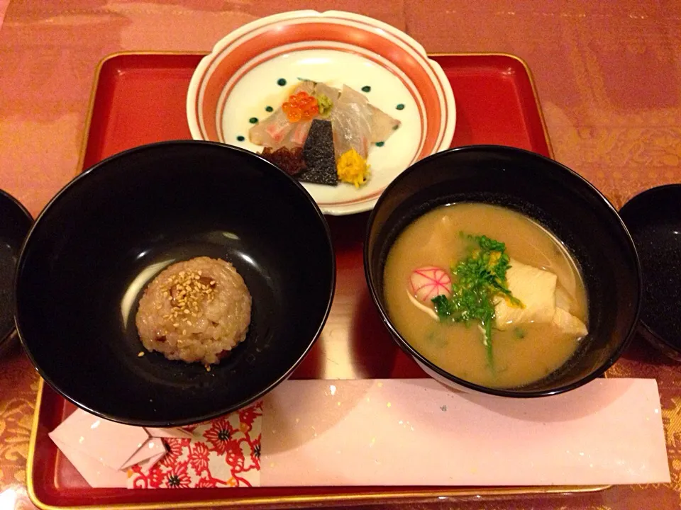 膳 一文字飯（赤飯）、湯葉と菜花の味噌汁、向付|こいちさん