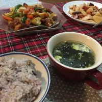 Snapdishの料理写真:酢鶏、イカとトマトの炒め物、わかめスープ、雑穀米|優雨子さん