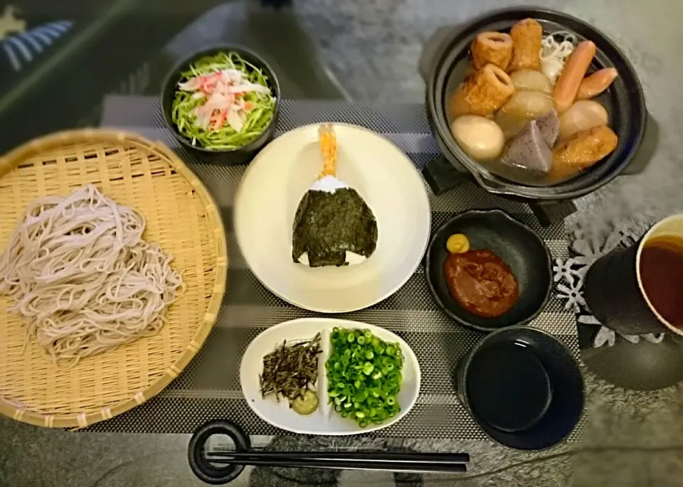 外食が続いたので 今夜は 大人しく 自宅で ご飯❣
●ざる蕎麦
●おでん
●サラダ
●海老天むす(海老天だけ スーパーの惣菜)|yokoさん