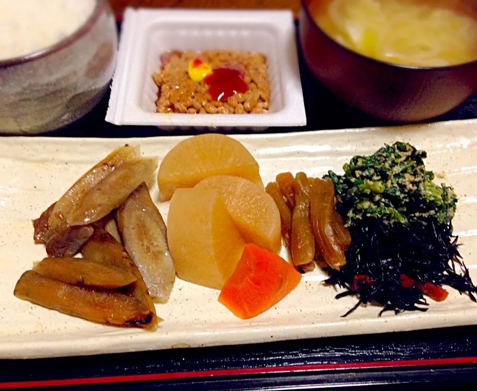 単身赴任の晩ごはん 大根煮物 フキの煮物 鳥牛蒡煮 春菊胡麻和え ひじき煮 キムチの素納豆 野菜の味噌汁 白飯|ぽんたさん