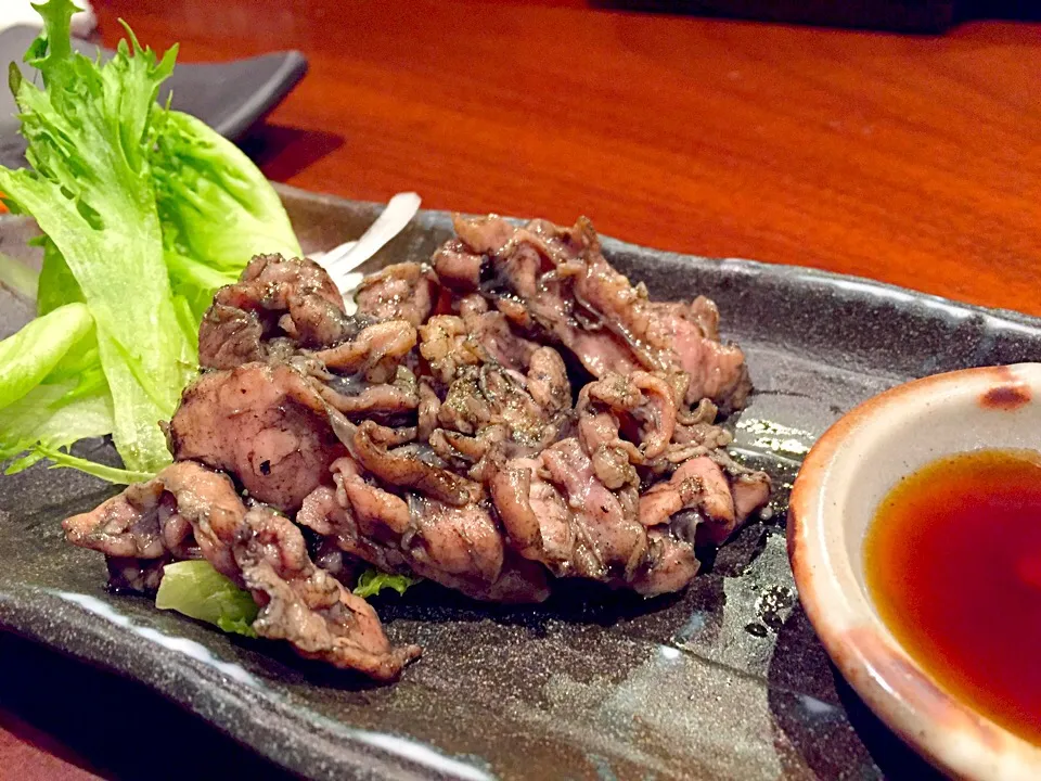 Snapdishの料理写真:鶏のはらみ焼きどす🐔オチはございませぬ。聖水沐浴が進む一品で御座いますわ😄|にゃあ（芸名）さん