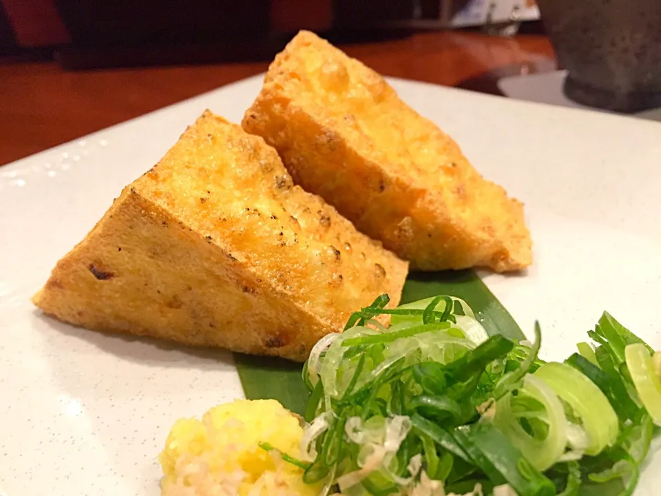 自家製作りたて厚揚げ焼き🍀豆腐を揚げてから最後に軽く炙って油を落としてくれるのでアッサリ美味しくいただける逸品どす🐔鶏屋さんだけどサイドメニューもグッドなのですわ✨|にゃあ（芸名）さん