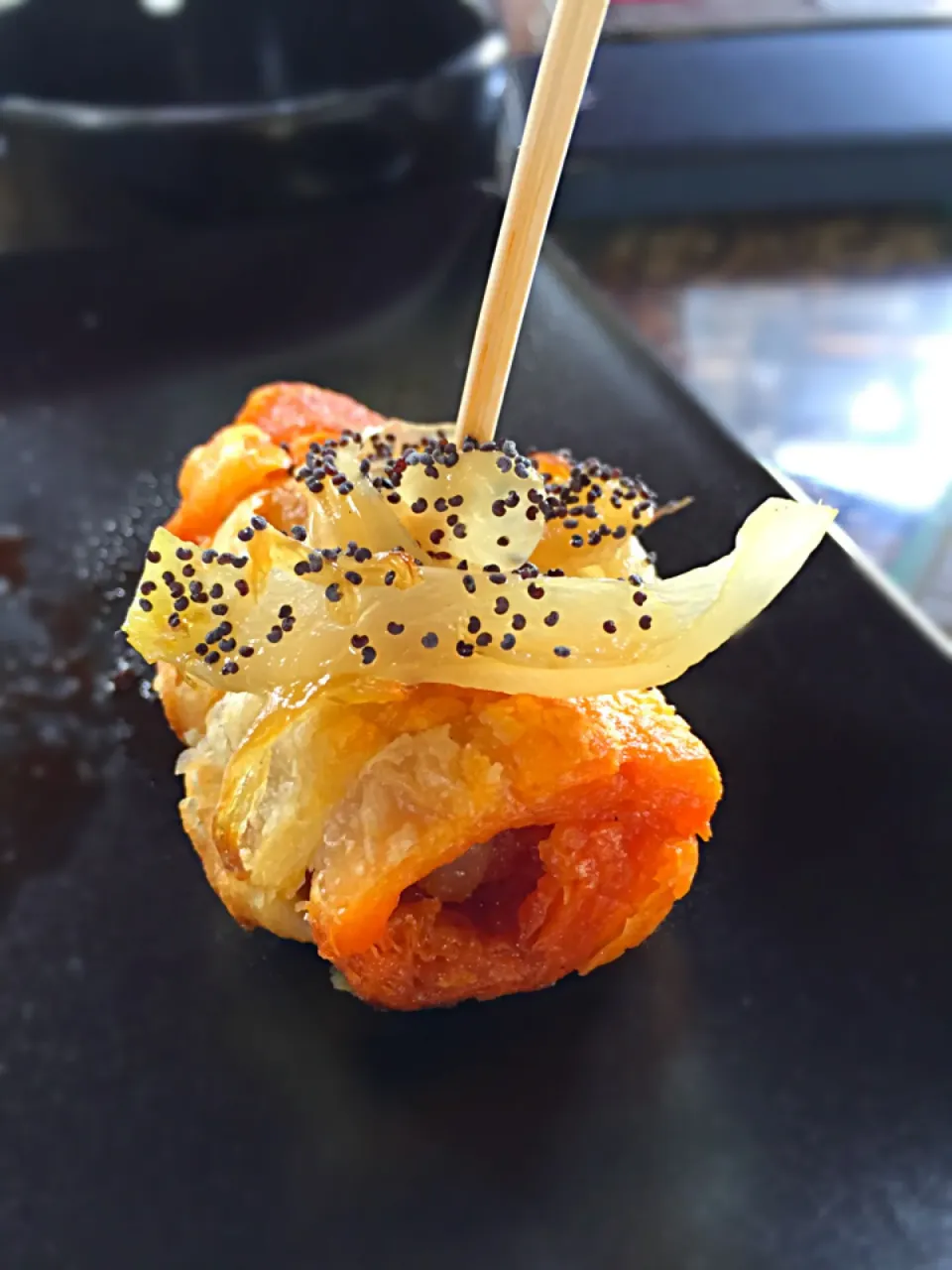 Snapdishの料理写真:Appetiser : Chorizo ​​wrapped in puff pastry with poppy seeds and caramelized onions|isabellaさん