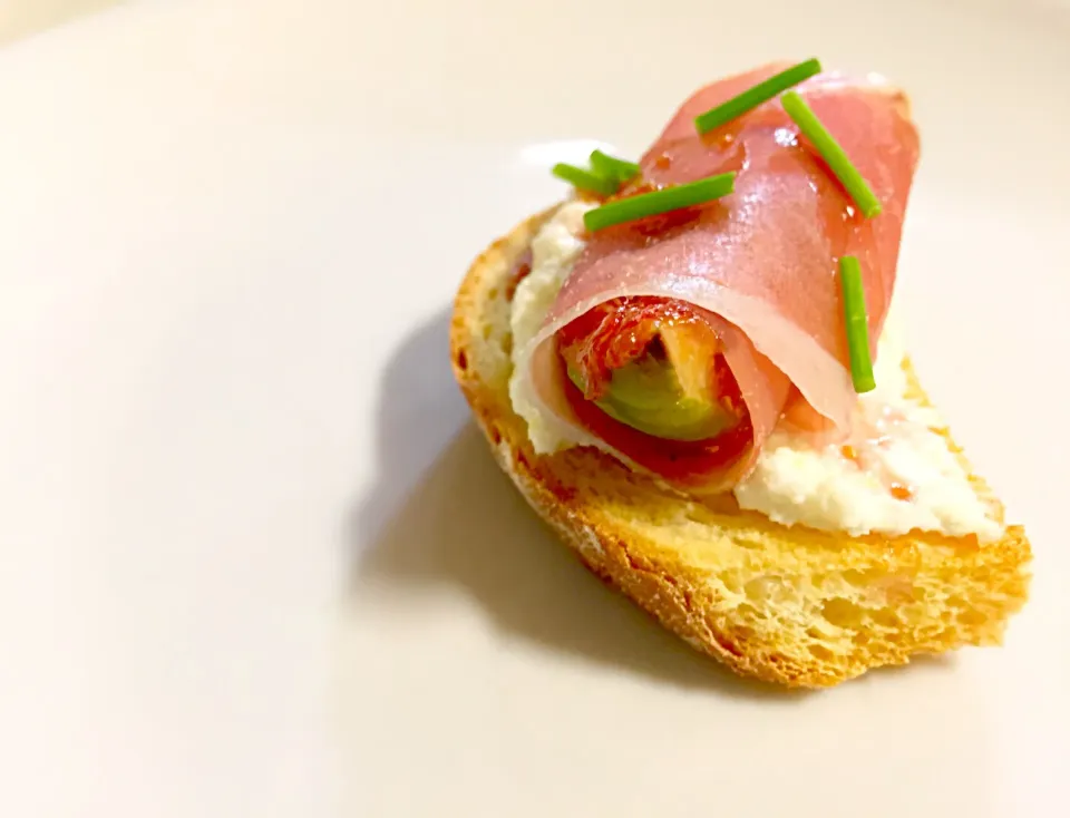 Appetiser 
Bread with creamy lemon curd with caramelised figs wrapped in Parma ham|isabellaさん