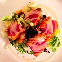 Snapdishの料理写真:Seared tuna with yogurt sauce and salad|isabellaさん