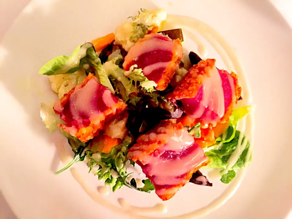 Seared tuna with yogurt sauce and salad|isabellaさん