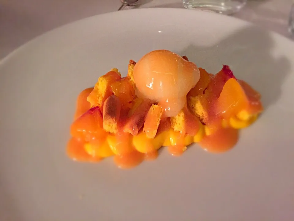 Sweet surprise: sponge cake with sorbet, custard and peaches|isabellaさん