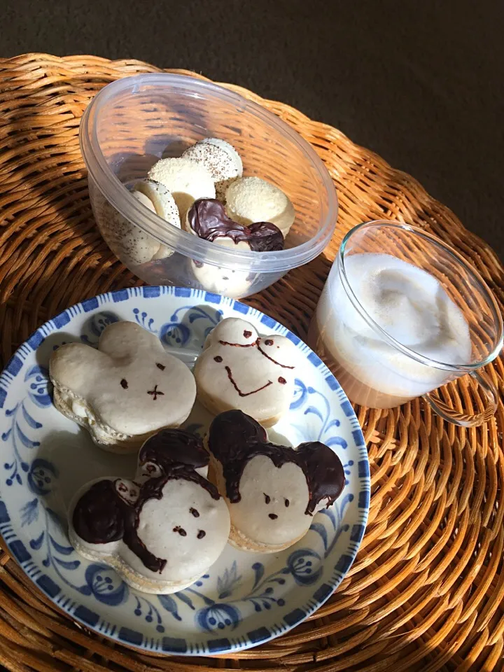 Coffee macarons and pineapple-coconut macarons are the perfect companions to a cup of cappuccino.|SweeTeaさん